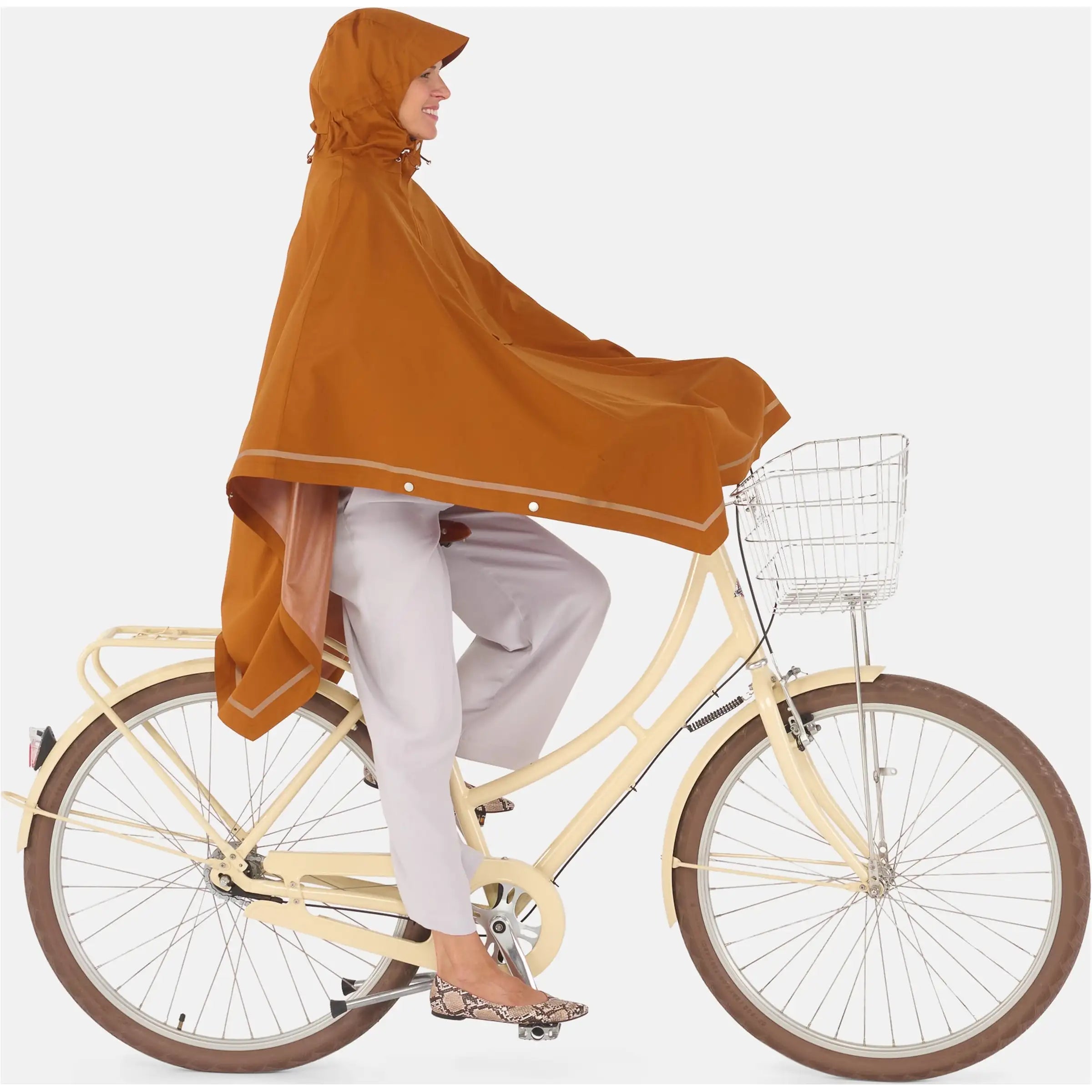 Donkergrijze Weathergoods Sweden poncho met capuchon en knopen, ontworpen voor bescherming en comfort.