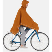Weathergoods Sweden poncho Imbris, waterdicht en 100% gerecycled, toont een groene waterdichte poncho voor bescherming tegen regen.