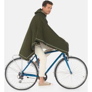 Weathergoods Sweden poncho Imbris waterdicht en 100% gerecycled, zichtbaar in een natuurlijke buitensituatie.
