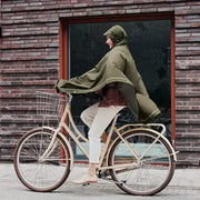 Weathergoods Sweden poncho Imbris waterdicht en 100% gerecycled, zichtbaar in een buitenfoto met het opvallende ontwerp