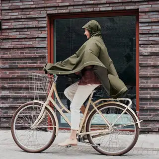 Weathergoods Sweden poncho in waterdicht materiaal, grijze kleur, ruime pasvorm en duurzame stof, geschikt voor regenachtig weer.
