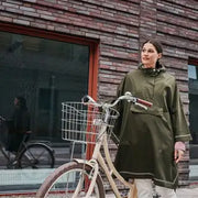 Geleende waterdichte poncho van Weathergoods Sweden, gemaakt van 100% gerecyclede materialen, geschikt voor nat weer.