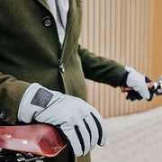 Weathergoods Sweden Luna zilveren reflecterende winterfietshandschoenen met comfortabele pasvorm en goede zichtbaarheid.