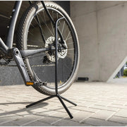 Steco zwarte stabiele driepoot fietsdisplay voor presentaties, geschikt voor het tonen van fietsen of accessoires.