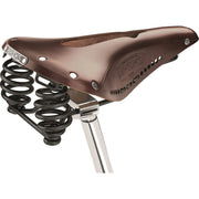 Brooks Flyer Carved stadsfiets en E-bike zadel met ergonomisch ontwerp en leren afwerking, zichtbaar vanaf de zijkant.