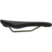 Ergon SR Allroad Core Pro racefiets en MTB zadel met ergonomisch ontwerp, zichtbaar op een fietsfiets met zwarte en grijze details