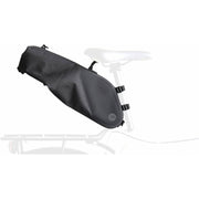 Zwart waterdichte Selle Royal Xlarge 7 liter bikepacking zadeltas bevestigd aan fiets, geschikt voor lange ritten en bagage.