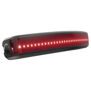 Abus fietshelmlamp USB HUD-Y/PURL-Y bevestigd op een fietshelm voor zichtbaarheid en veiligheid tijdens het fietsen.