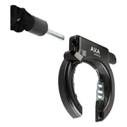 Zwart Axa Ringslot Solid Plus met afdekkapjes, stevig fiets- en scooterbeveiligingsslot, werkplaatsverpakking.