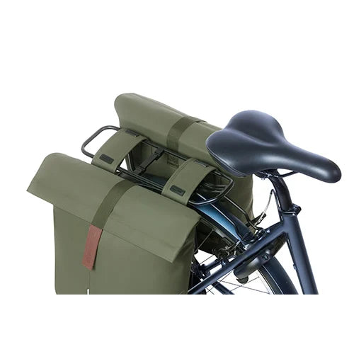 Basil City dubbele fietstas van moss groen waterafstotend materiaal, geschikt voor 28-32 liter, met reflectie voor extra veiligheid