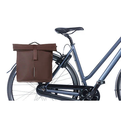 Dubbele fietstas van Basil City, waterdicht en reflecterend, geschikt voor 28-32 liter bagage op een fiets met universale brug.