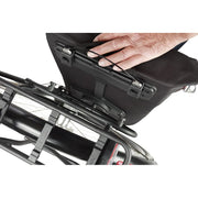 Basil City MIK Studs fietstas voor achterfiets, zwart, 14-16 liter, eenvoudige enkelvoudige fietstassen met studs.