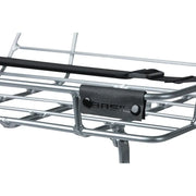 Basil Portland aluminium voordrager voor 26/28 inch fietsen met opstaande rand, chroomkleur, stevig en duurzaam.