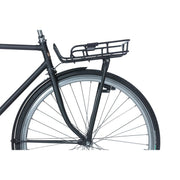 Basil Portland voordrager voor 26/28 inch fietsen, zwart aluminium met opstaande rand voor extra bescherming.