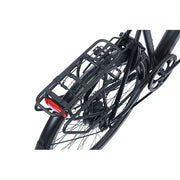 Basil Universal Cargo Carrier MIK bagagedrager met zwarte binnenkant en bevestigingssysteem, geschikt voor fietsen.