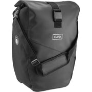 Zwarte Clarijs Solobag fietstas van 24 liter, waterdicht en geschikt voor een enkele fiets, zichtbaar met gesloten flap en bevestigingsriemen.