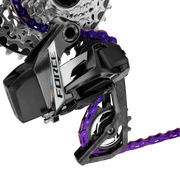 Zwarte Sram Force E1 12-speed ketting met 126 schakels en flattop, geschikt voor snelle wielrenfietsen, zichtbaar in de afbeelding.