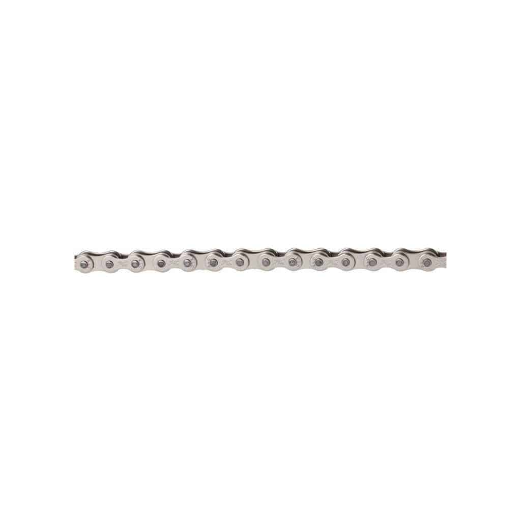 Zilveren XLC ketting CC-C03 voor 10-speed fietsen, 11/128 inch, 114 schakels, ligt uitgestald.