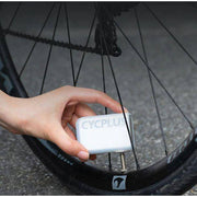 Elektrische accu fietspomp van Cycplus A2S Cube Mini, compact en gebruiksvriendelijk, voor het oppompen van fietstubes.