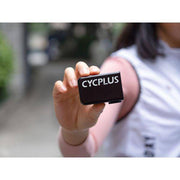 Elektrische fietspomp van Cycplus A2S Cube Mini met accu, compact en draagbaar voor snel oppompen van banden.