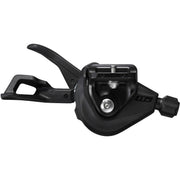 Shimano Sl-M5100 11-speed rechts schakelversteller I-Spec EV Rapidfire Plus voor mountainbike, close-up van de shifter in gebruik