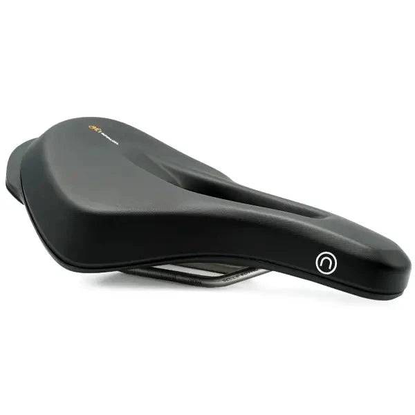 Zwart Selle Royal On Open Moderate fietszadel voor all journeys, comfortabel en geschikt voor lange ritten, zichtbaar in de afbeelding.