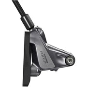 Zwarte Sram Force CX1 fietshandrem met hydraulische rem, zichtbaar op een close-up van de remhendel en kabel.
