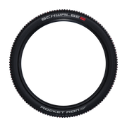 Zwarte Schwalbe Rocket Ron TLE ADDIX Speed MTB buitenband 27.5" met vouw, geschikt voor race en trail op gravel en asfalt.