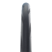Zwarte Schwalbe One R-Guard 650x23C racefiets buitenband met vouw, profiel zichtbaar en geschikt voor snelheid en betrouwbaarheid.