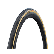 Zwarte en beige Schwalbe Pro One TT racefiets buitenband 28 inch, vouwband met ADDIX Race rubber, zichtbaar in close-up.