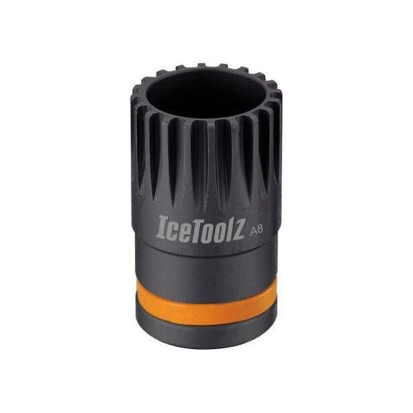 Trapassleutel Icetoolz 11B1 voor 1/2" trapas, geschikt voor Shimano ISIS-aandrijving, toont de sleutel en trapas in gebruik.
