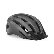 Zwarte MET Downtown MTB helm met Mips bescherming, voor fietsers, maat M (52-58 cm) op een fietspad.