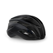 Met Trenta 3K Carbon MIPS racefietshelm van MET met zwart design en aerodynamische vorm voor wielrennen.