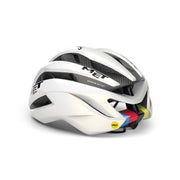 MET Trenta 3K Carbon MIPS racefietszadelhelm met rainbow-afwerking, zichtbaar van achter, met ventilatiegaten en lichte constructie.