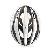 Racefiets helm MET Trenta 3K Carbon MIPS met kleurrijk design, windventilatie en lichte constructie voor wielrenners.