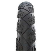 Zwarte Schwalbe 28-inch Marathon Efficiency ADDIX Race V-Guard vouwband voor stadsfietsen, zichtbaar op de fiets.