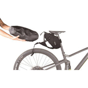 Groene Topeak Backloader bikepacking zadeltas met 10 liter inhoud, duurzame tas voor fietsavonturen