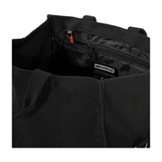 Zwarte Urban Proof gerecyclede fietstas City Tote Bag, enkel model, 22 liter, 36x32x19 cm op een fietsstuur.