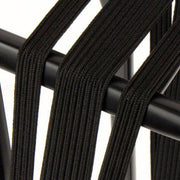 Widek Eye 24/12 mm triobinder snelbinder met zwarte stalen platen op een rode achtergrond, geschikt voor stevige bevestigingen.