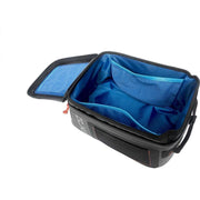 Zwarte New Looxs Varo bagagedragertas met 15 liter inhoud, geschikt voor Racktime Snapit fietsdrager, op een fiets gemonteerd.