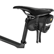 Topeak Aero WP zadeltas bevestigd aan een fiets, zwart met reflectie, voor extra bagageopslag tijdens het fietsen.
