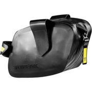 Topeak Dynawedge WP Strap zadeltas bevestigd op een fiets, gemaakt van waterdicht materiaal voor duurzame bagageopslag