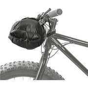 Zwarte Topeak Frontloader 8L fietstassen voor bikepacking, bevestiging aan fiets voor extra opbergruimte