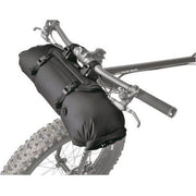 Zwart Topeak Frontloader fietstassen voor bikepacking met 8L capaciteit, bevestigd aan voorfiets.