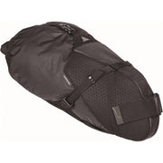 Groene Topeak Backloader bikepacking tas bevestigd aan een fiets, geschikt voor avontuurlijk reizen en extra opbergruimte