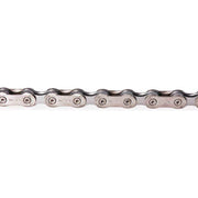 Zilveren XLC ketting CC-C02 9V 11/128 met 114 schakels, geschikt voor fiets of motor, zichtbaar op de afbeelding.