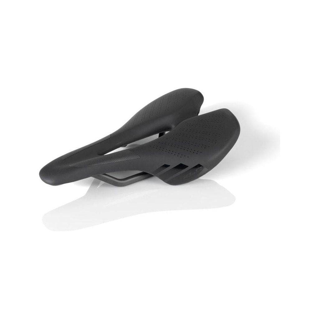 Fietszadel XLC Race/ATB Sa-M02 met comfortabele zitvorm en stevige zadelpen, geschikt voor race- en mountainbikes.