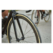 Buitenband 28 inch Continental Grand Prix 5000 Vouwband voor racefiets, met Vectran Breaker bescherming, zichtbaar op de fiets.