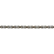 M-Wave fietsketting Single Speed met 112 schakels, geschikt voor naafversnelling, ligt op een fiets.