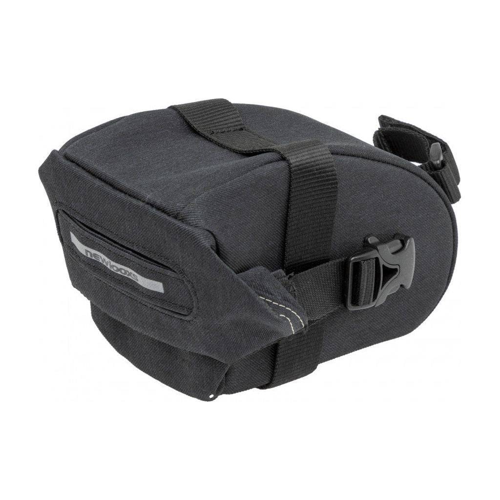 Zwarte New Looxs sport zadeltas van 0,9 liter, waterafstotend materiaal, geschikt voor fietsers en actieve reizigers.